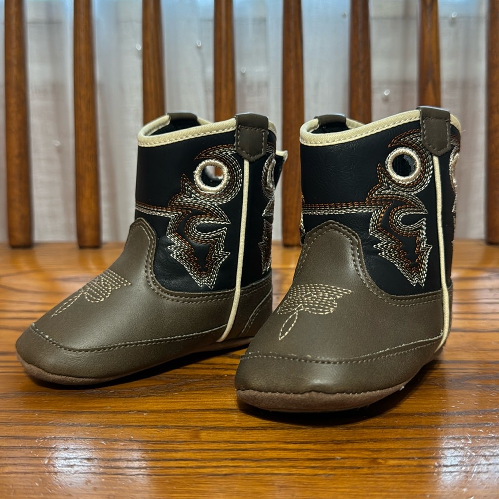 Size 3 twister baby boots. Never worn